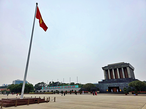 BaSnorkel's tweet image. Visit the Ho Chi Minh #Mausoleum : a tribute to #Vietnam 's founding father 'Uncle Ho'. It stands on Ba Dinh Square where independence was declared. A must-see #Hanoi landmark! #VietnamHistory backpackandsnorkel.com/Vietnam/Ho-Chi…