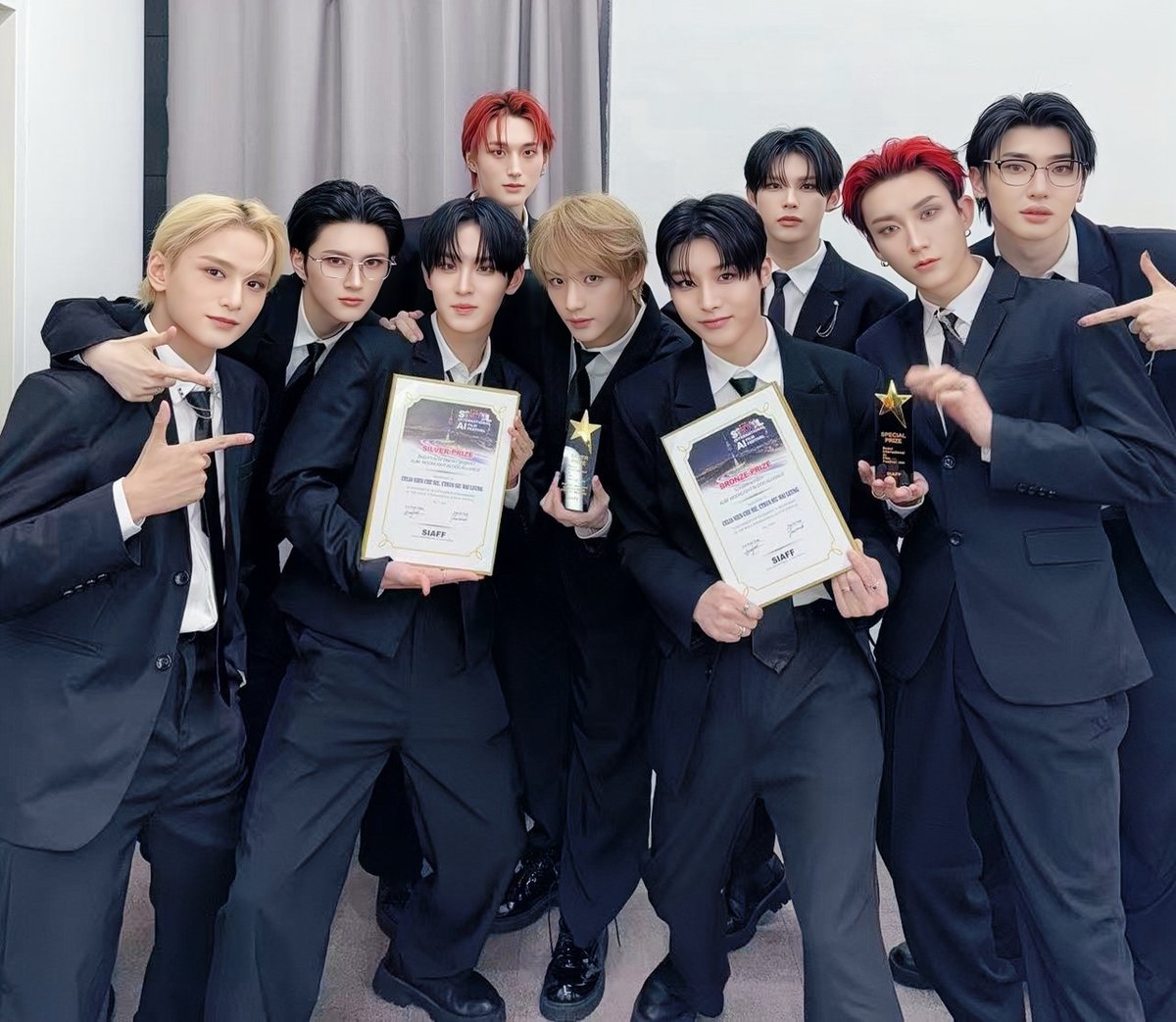 소디엑(XODIAC),
세계 AI 페스티벌서 연이은 수상 행렬!
‘Alibi’ AI MV 작품성X화제성 모두 잡았다!
한국·인도네시아·미국·호주 AI 영화제 진출!
글로벌로 뻗어가는 대세돌 존재감 입증!
‘Alibi’로 이어진 글로벌 확장!

[사진 제공: 잭소엔터테인먼트 및 출품작 리스트]

#소디엑 #ODIAC