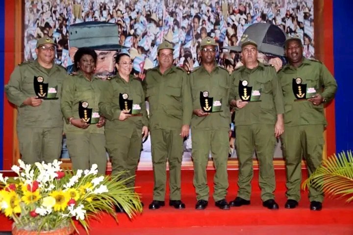 Los Consejos de Defensa Provinciales del territorio oriental recibieron la Placa 65 Aniversario por su constante trabajo en función de elevar nuestra capacidad defensiva.
#FARCuba