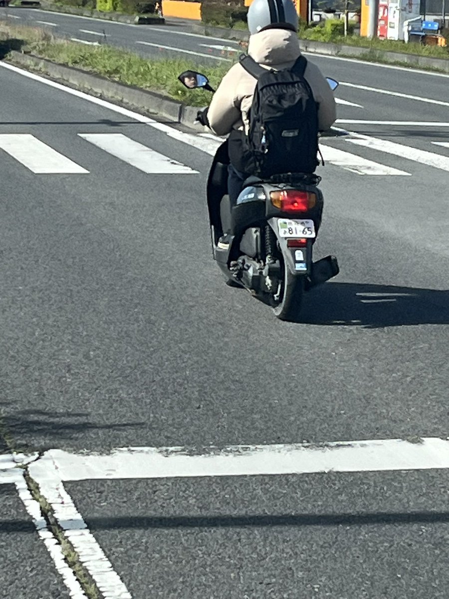 tendosouzi1972's tweet photo. 最近の原付は左側通行じゃないの？
2車線の右側を堂々と走るとか
┐('～`;)┌ https://t.co/9PRw507oez