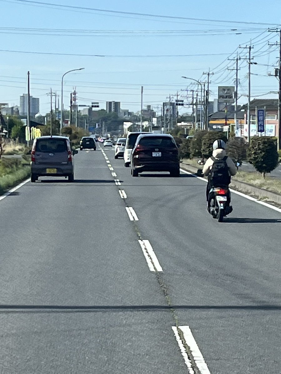 tendosouzi1972's tweet photo. 最近の原付は左側通行じゃないの？
2車線の右側を堂々と走るとか
┐('～`;)┌ https://t.co/9PRw507oez