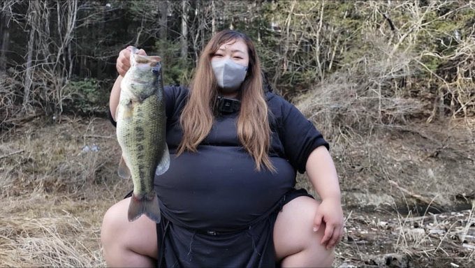 Ibeee100's tweet image. 寿司屋でお客さんが言った。

「このマグロ、新鮮ですか？」

店主：「ええ、さっきまで泳いでましたよ」

お客さん：「じゃあ、まだ休憩中ですね」