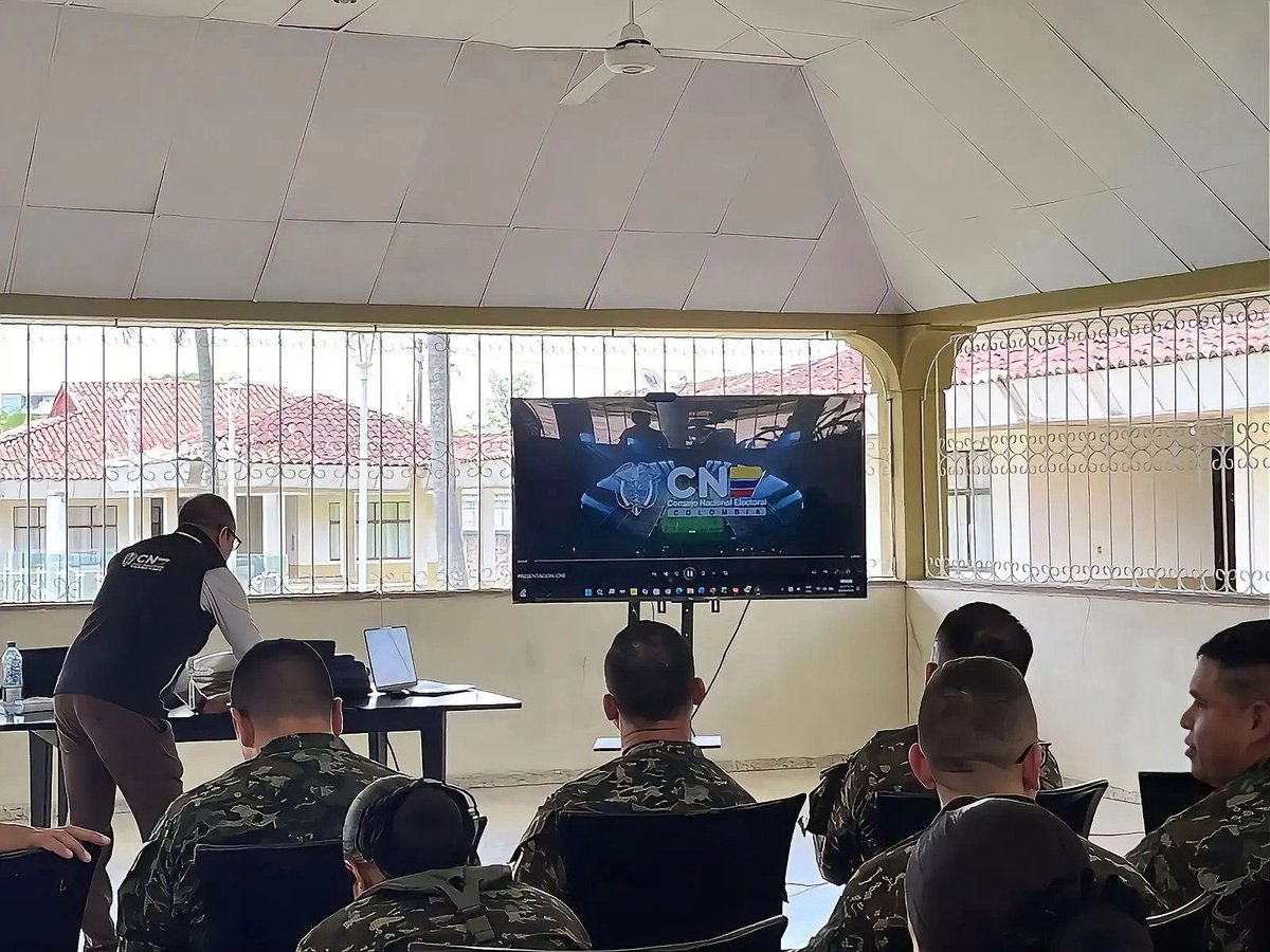 CNE_COLOMBIA's tweet photo. #CNEConLasRegiones | En #Casanare, junto a la @Registraduria, socializamos con uniformados del @COL_EJERCITO las herramientas tecnológicas que estarán disponibles durante las elecciones presidenciales. ¡Un solo equipo, Colombia Unida en Democracia! https://t.co/TXhZJ5rUf4