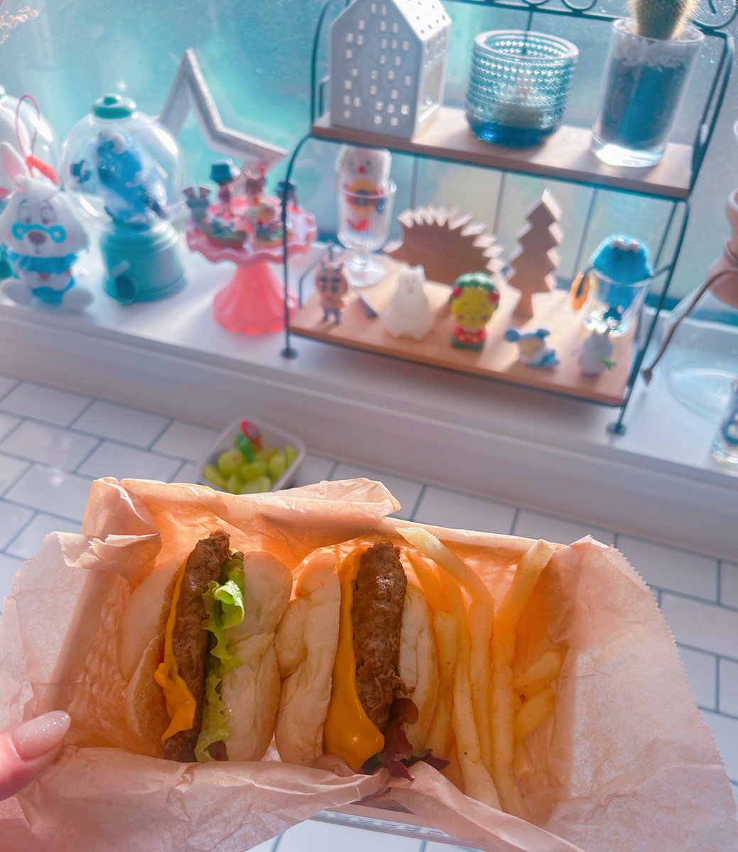 onegixug00's tweet photo. 👦🏼遠足！！安定の🍔弁当！
絶対これがいいって言うから悩まなくていいわー。
バス出発まで待ってて見送って来たんだけど
見送りの人多すぎて👦🏼私のこと見つけられず全然違う人みててわろた

 #お弁当記録    #お弁当  #お弁当作り  #お弁当作り楽しもう部 https://t.co/ZzYNl2bha9