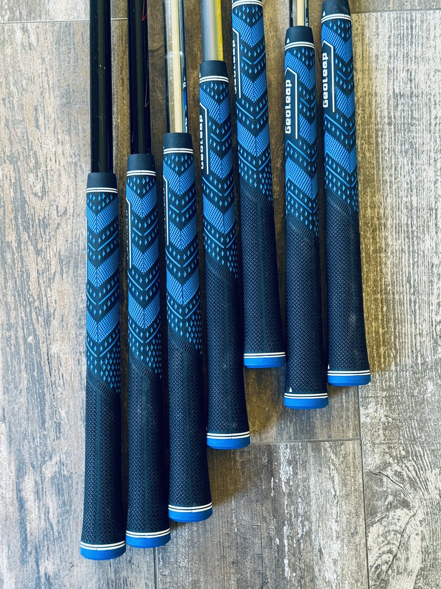 BIGRICK_XLDJ's tweet image. Old golf clubs
New golf grips

because why not?!

(it’s not that hard to do)

#golflife
#golfswing
#golfing
#golfer 
#golf
#golftwitter