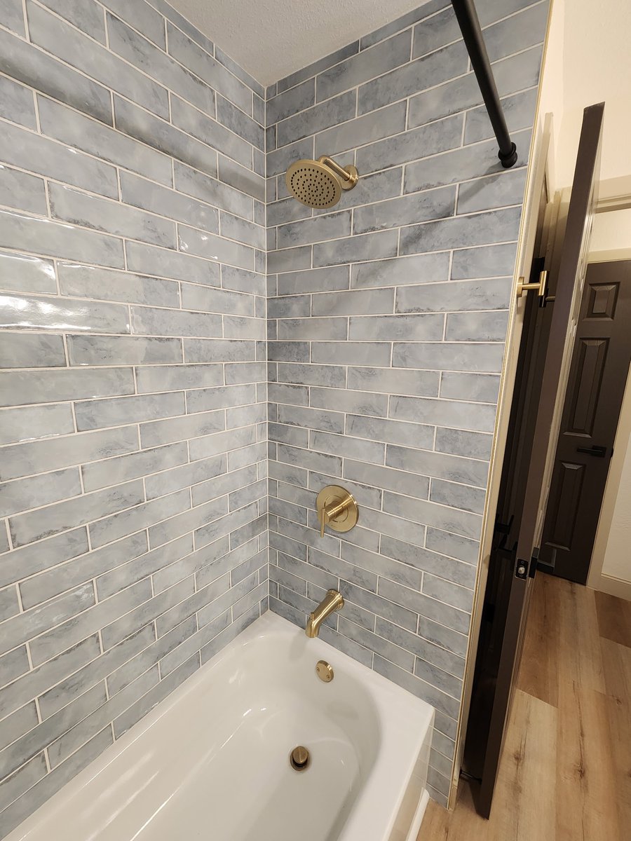 ceramictec's tweet image. Finished tub/shower install in Odessa, FL ✨
Boutique “Stone Hearth” Sky Blue 3x12 tile in a clean subway layout. Bright, smooth, classic finish!
#tile #tubshower #odessafl #ceramictec