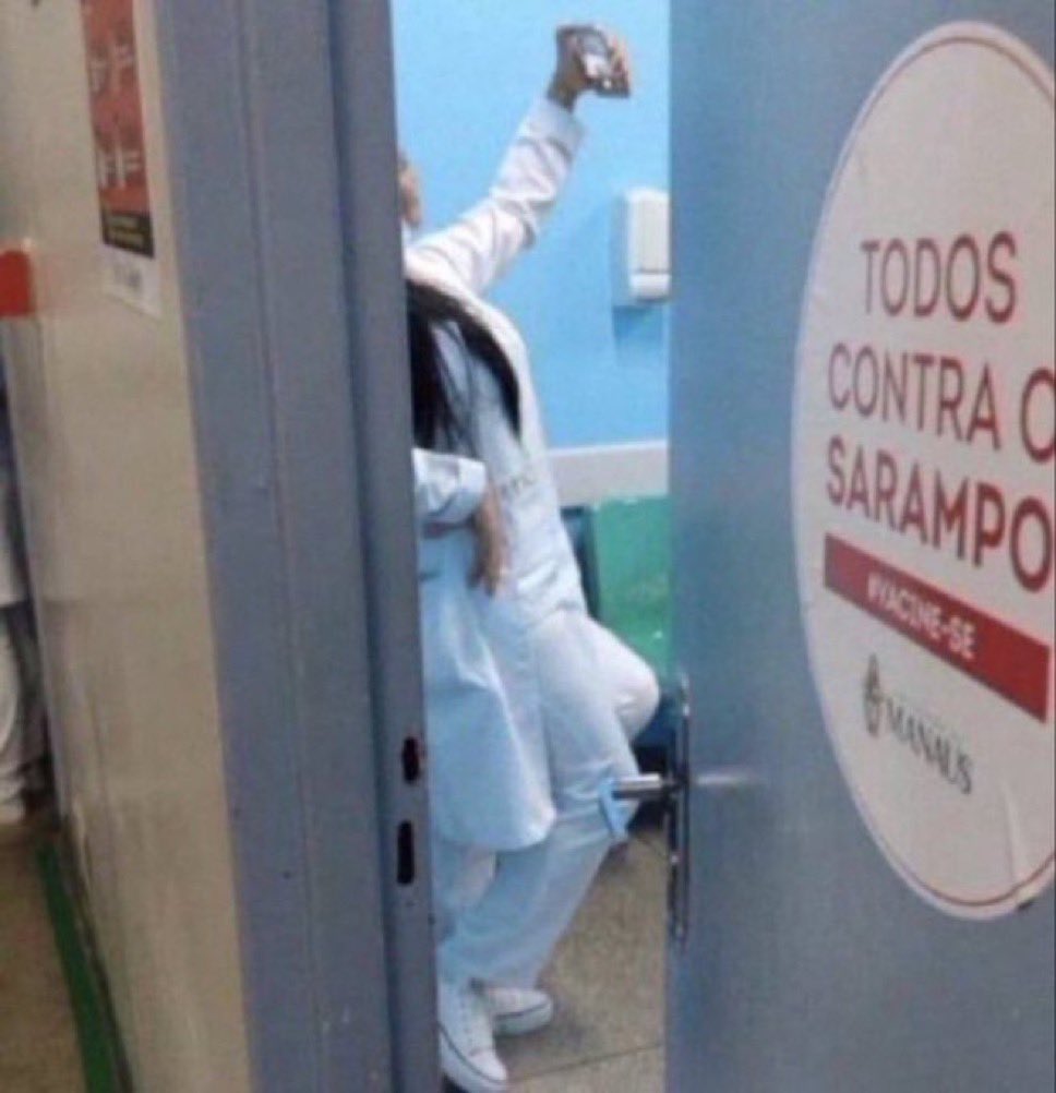 aquela personagem essencial no mundinho CTI: a técnica de enfermagem que vende um bolo de pote maravilhoso e que não pode te ver que fala “doutô tem bolo hoje hein” e assim a dieta sempre vai pro saco kkk
