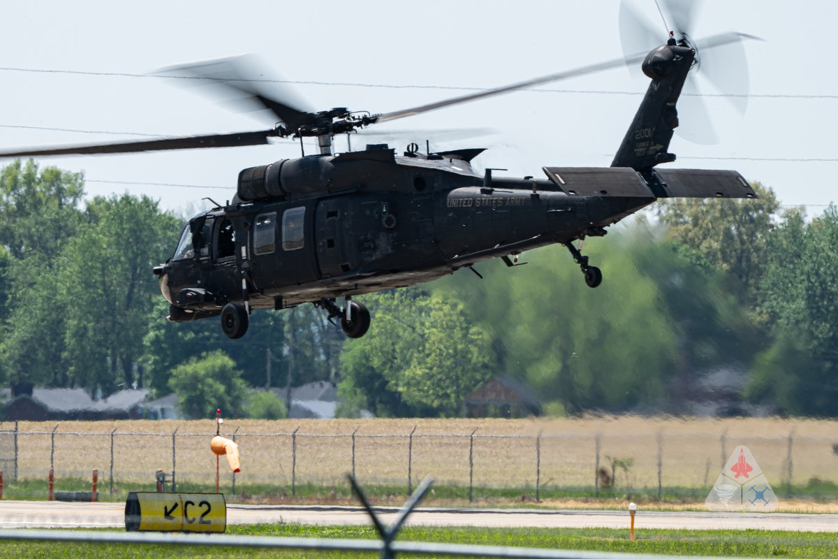 Skyworx_Media's tweet image. TF-160th in the house today at KOWB with MAZER92.  Mirage and southwest winds were just stupid today.  Very hard to get a clean pic.

#aviation #avgeek #usarmy #helicopter #blackhawk #chopper