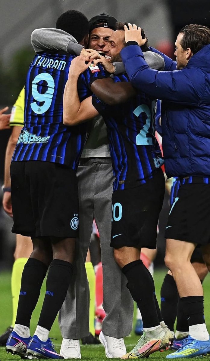 90ordnasselA's tweet photo. 🖤💙 https://t.co/ZwM0DxqXJ8