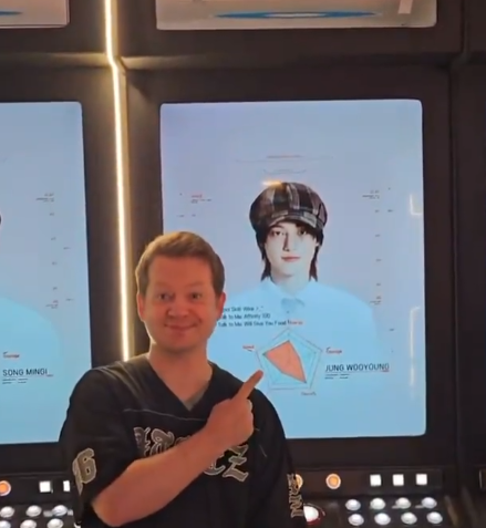 hitmagazine_br's tweet image. Jason Earls, ator de Hannah Montana ataca como o maior kpopper que temos, na pop-up do ATEEZ (@ATEEZofficial) em Los Angeles. 

#ATEEZ #POPUP