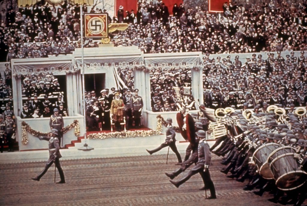 🧵April 20, 1939. Hitler's 50th birthday. The Nazi regime turned it into the largest public spectacle in the Third Reich's history to that point — a dress rehearsal for war, staged five months before the invasion of Poland 👇