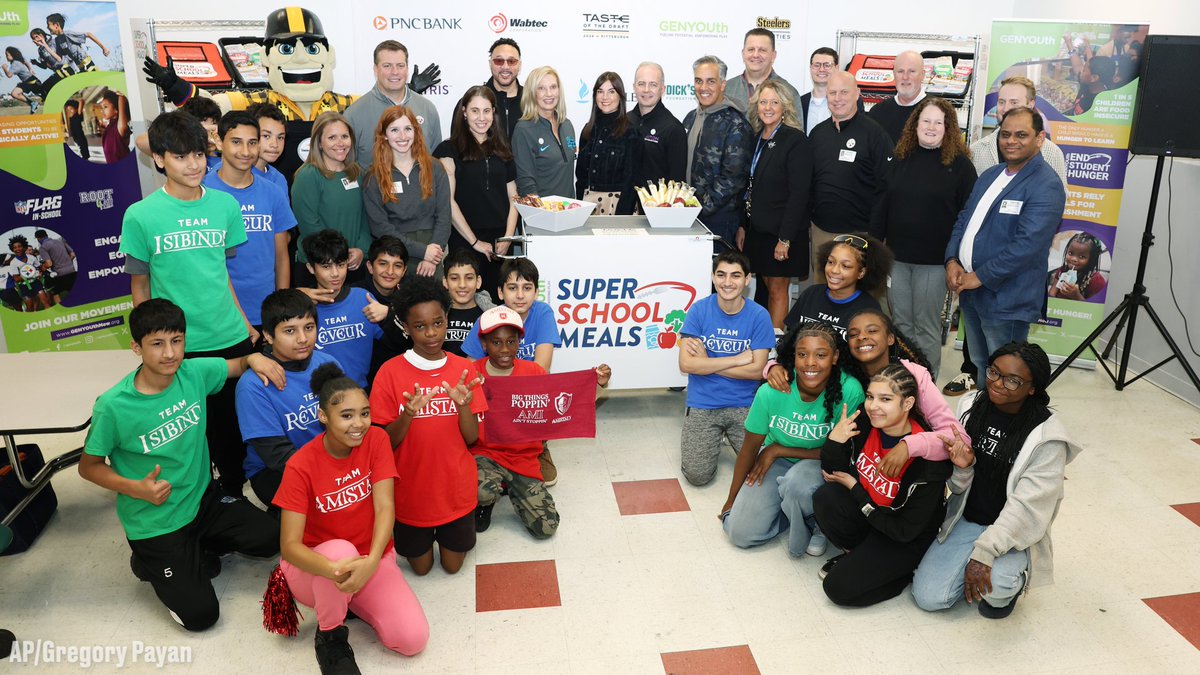 SteelersCR's tweet photo. Steelers VP of Business Development & Strategy Dan Rooney and @CharlieBatch16 spoke to Duquesne City students to kick off Taste of the Draft Super Schools program to celebrate youth health and wellness.

Steelers Legend @dabody52 then joined, alongside Duquesne students, the Character Playbook Panel and breakout sessions all before helping to kick off the NFL FLAG-In-School PLAY 60 Champions program with a skills & drills clinic.

📝: https://t.co/3RezgjmbwY