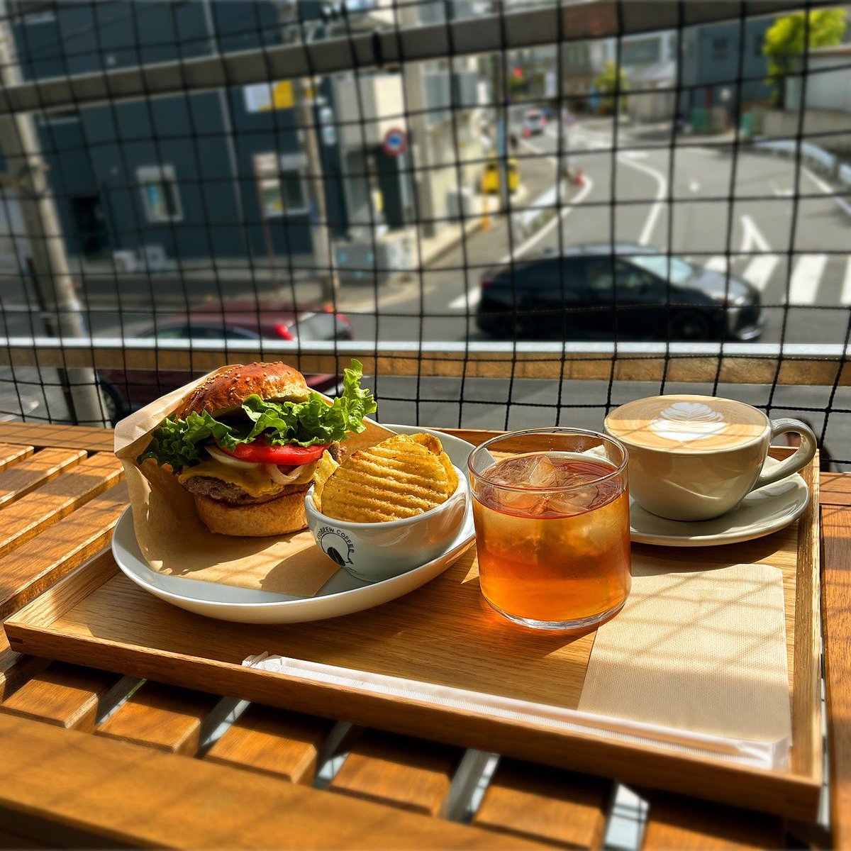 昨日は、娘が住んでる習志野に行き🚗、近所のASOBREW COFFEEでランチしました
テラス席で外の景色観ながら食べました🍔
谷津バラ園🥀が近いので、バラが満開の頃に行ってみたいと思います🌹