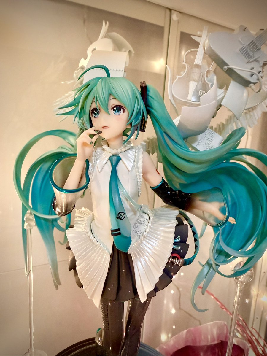 66we66's tweet photo. @mikuexpo Got mine!! Rellas figures are always so pretty!! https://t.co/9DfglTDDJM