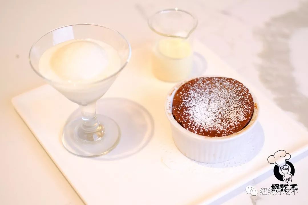 RayotGilles's tweet image. Valentine’s Day Special: Heart-Shaped Chocolate Lava Cake!  Melty dark chocolate oozes from every bite—perfect for sharing (or keeping all to yourself ). Grab yours Feb 1-14, 20% off with code LOVE24!  #ValentinesDay #DessertLovers