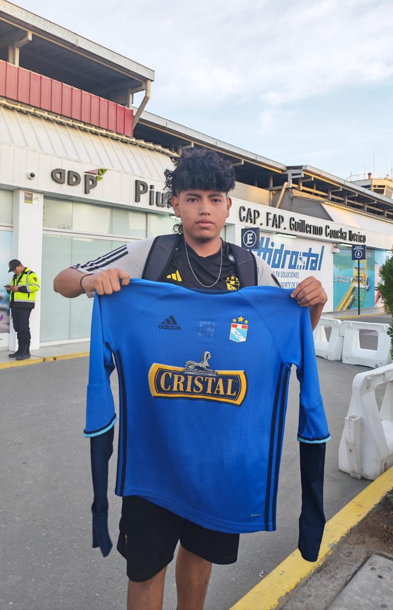 HablemosCristal's tweet photo. Hinchas esperando la llegada del equipo🩵⚽

#SportingCristal
#FuerzaCristal
#Piura
#HablemosdeCristal https://t.co/C7m2yKxSIK