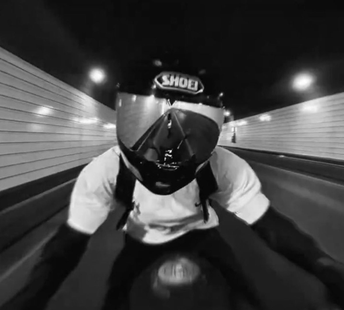 mini 🔞 #kooktae au — slow down. 

Th le da like a un video de un chico en moto y Jk, su amigo y también motociclista, no puede evitar sentir celos.

 ¿Para qué buscar fuera si ya lo tiene a él?