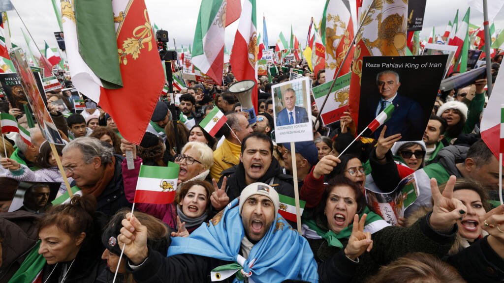 History__Speaks's tweet photo. If you ask a Monarchist why he hates MEK, he'll tell you that 'it's a cult and supported the aggressor in a war of aggression against Iran.'

The least self-aware people this side of Adam Louis-Klein. https://t.co/30D5Yhnlcx