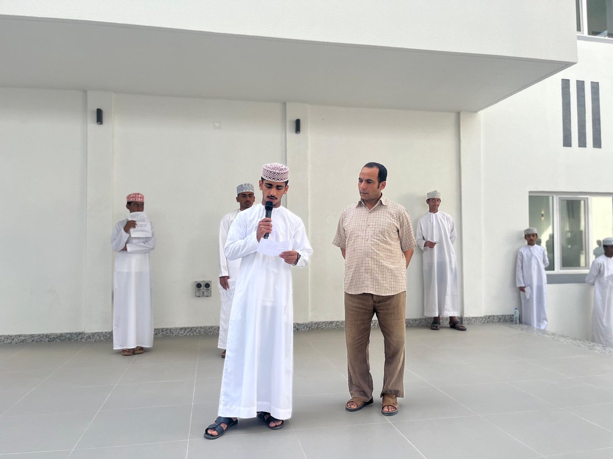 قدّم طلاب مدرسة الشيخ بلعرب بن مانع إذاعة مدرسية متميزة باللغة الإنجليزية، عكست مهاراتهم اللغوية وثقتهم في الإلقاء، وذلك تحت إشراف الأستاذ إبراهيم عبدالعزيز الزيات، في أجواء تعليمية هادفة تعزز من قدرات الطلبة وتنمّي مهارات التواصل لديهم.