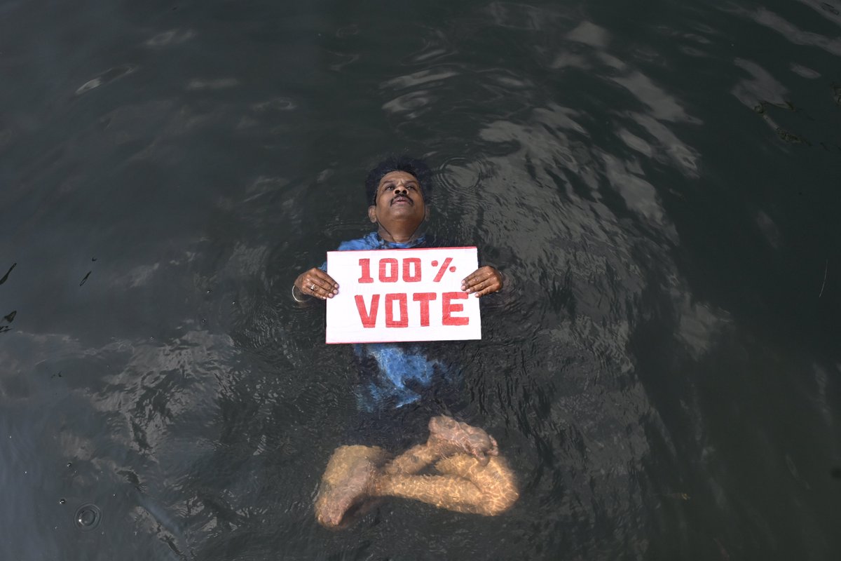 peri_periasamy's tweet image. #TamilNaduElection2026 : Social activist UMT Raja performing padmasana while floating on water in a well in #Coimbatore on Wednesday to raise voter awareness and promote 100% polling ahead of the Assembly polls. 📸:  @peri_periasamy/ @the_hindu@THChennai