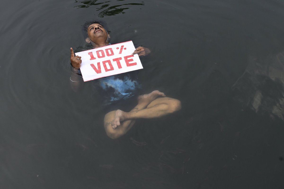 peri_periasamy's tweet image. #TamilNaduElection2026 : Social activist UMT Raja performing padmasana while floating on water in a well in #Coimbatore on Wednesday to raise voter awareness and promote 100% polling ahead of the Assembly polls. 📸:  @peri_periasamy/ @the_hindu@THChennai
