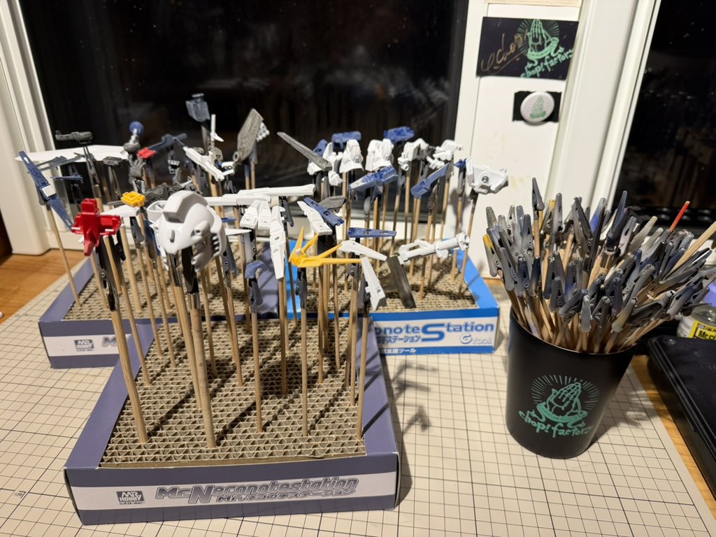 BB戦士ffνガンダム進捗
久しぶりにチョッパーズ通話に参加しながら模活🎵
肉抜き処理の抜けを潰しつつ表面処理完了！
サフ準備まで進めて一区切り👍

#ガンプラ #νガンダム #SDガンダム #模型好きと繋がりたい