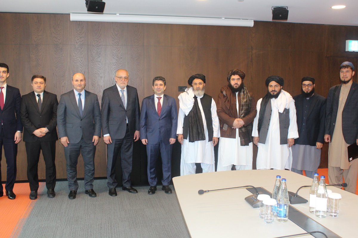 ASQA_AFG's tweet photo. د معیار او کیفیت ادارې لوی رئیس د یو پلاوي په مشرۍ  اذربایجان هېواد ته سفر وکړ

ددې سفر موخه هېواد ته د باکیفیته نفتي او نورو سوداګريزو توکو واردول دي. 

د معیار او کیفیت ادارې د لوی رئیس محترم ملا فیض الله تمیم په مشرۍ اذربایجان هېواد ته تللي لوړپوړي پلاوي، د دغه هېواد د نفتو د استخراج او تصفیې له مشهور دولتي شرکت (سوکار) له مسوولینو سره وکتل. 

د دغه سفر په ترڅ کې افغان پلاوي د یاد شرکت د نفتو تصفیه خونې او همداراز د کیمیاوي سرې د تولید له فابریکو څخه هم لیدنه وکړه.

د یاد سفر په ترڅ کې د "سوکار" شرکت مسوولینو ژمنه وکړه چې افغانستان ته د لوړ کیفیت لرونکو نفتي توکو د صادراتو کچه لوړوي او په دې برخه کې به خپله همکاري پراخه کړي.

پاتې دې نه وي، چې له اذربایجان څخه افغانستان ته د نفتي توکو واردات له تېرو دوو کلونو راهیسې پیل شوي، چې تېر کال شاوخوا ۸۰ زره ټنه نفتي توکي وارد شوي.

د افغانستان اسلامي امارت ژمن دی، چې هېواد ته د باکیفیته نفتي او د نورو سوداګريزو توکو واردېدو ته لار هواره کړي او د بې کیفیته توکو مخنيوی وکړي.
