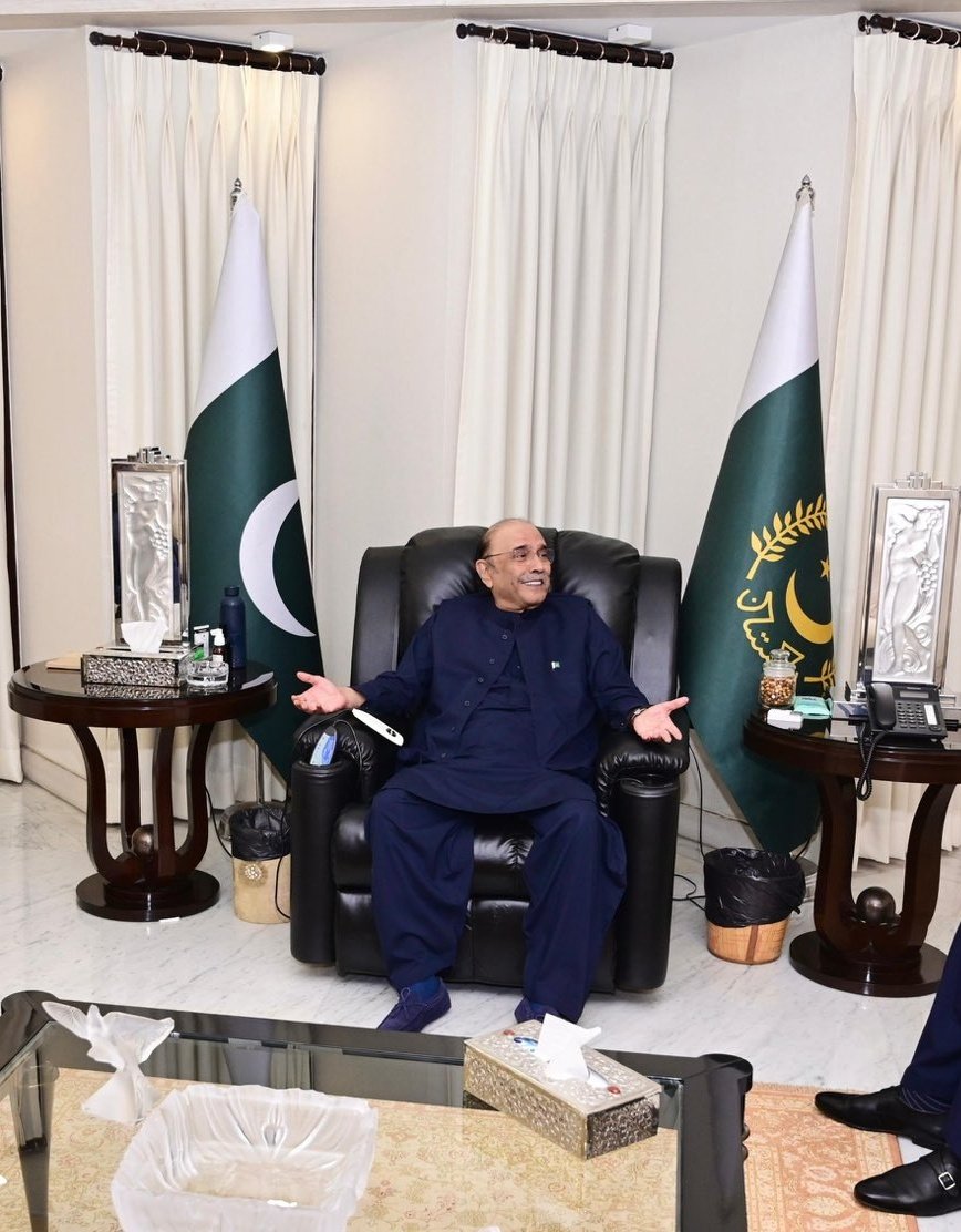 BhuttoMaryam's tweet photo. ہے سب پہ بھاری زرداری! ❤️🏹 https://t.co/VQ3WO81Hry
