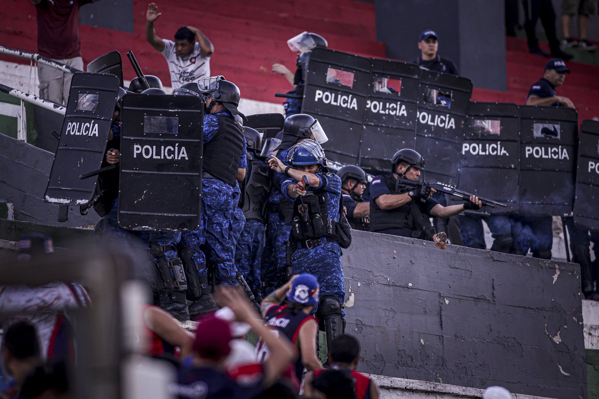 Aparecen imágenes de la Negligencia labor policial en el Clásico del Domingo. Una vez más la Policía Nacional no pudo garantizar la seguridad. Fue la policía la que no supo organizarse y fue la que provocó el desborde. Fallaron los órganos de control de los ingresos al Estadio.