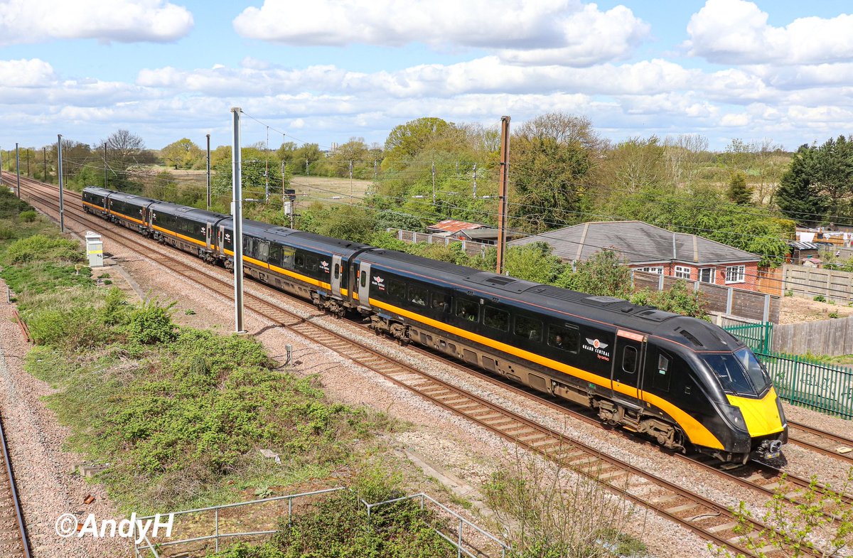 holtona72's tweet image. A @GC_Rail #OneEightyWednesday fest at Hurn Road, Marholm, on Saturday. 180104 1A63 10.39 Bradford Interchange to Kings Cross, 180108 1N92 PBO (vice KGX) to Sunderland &amp;amp; 180103 1A64 10.32 Sunderland to Kings Cross. All running delayed due to issues elsewhere on the #ECML 18/4/26