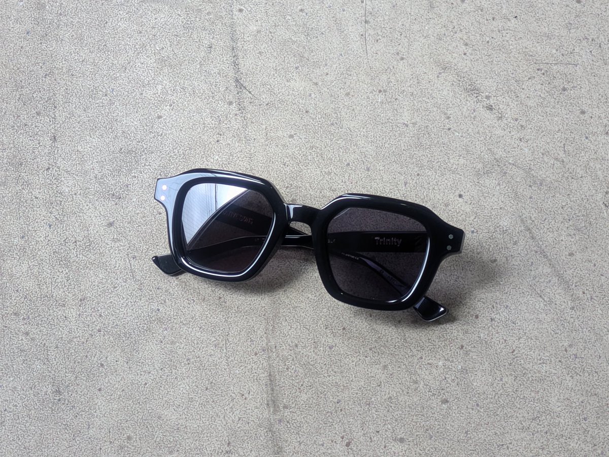 glassandartMORI's tweet image. 太セルのサングラス。ボリューミーなヘキサゴン型に濃いめのグレイをセットしました！手作業によるカッティングで奥行きを演出。オリジナルコアワイヤーが透けて見えるテンプルがクールです！

NATIVE SONS
style : trinity
color : black