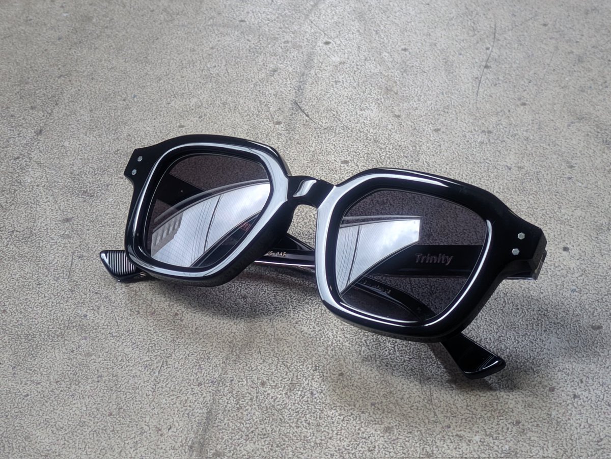 glassandartMORI's tweet image. 太セルのサングラス。ボリューミーなヘキサゴン型に濃いめのグレイをセットしました！手作業によるカッティングで奥行きを演出。オリジナルコアワイヤーが透けて見えるテンプルがクールです！

NATIVE SONS
style : trinity
color : black