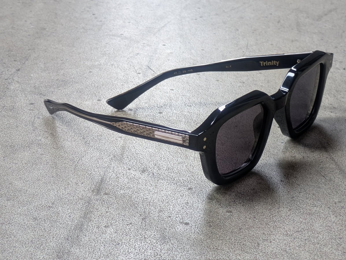 glassandartMORI's tweet image. 太セルのサングラス。ボリューミーなヘキサゴン型に濃いめのグレイをセットしました！手作業によるカッティングで奥行きを演出。オリジナルコアワイヤーが透けて見えるテンプルがクールです！

NATIVE SONS
style : trinity
color : black