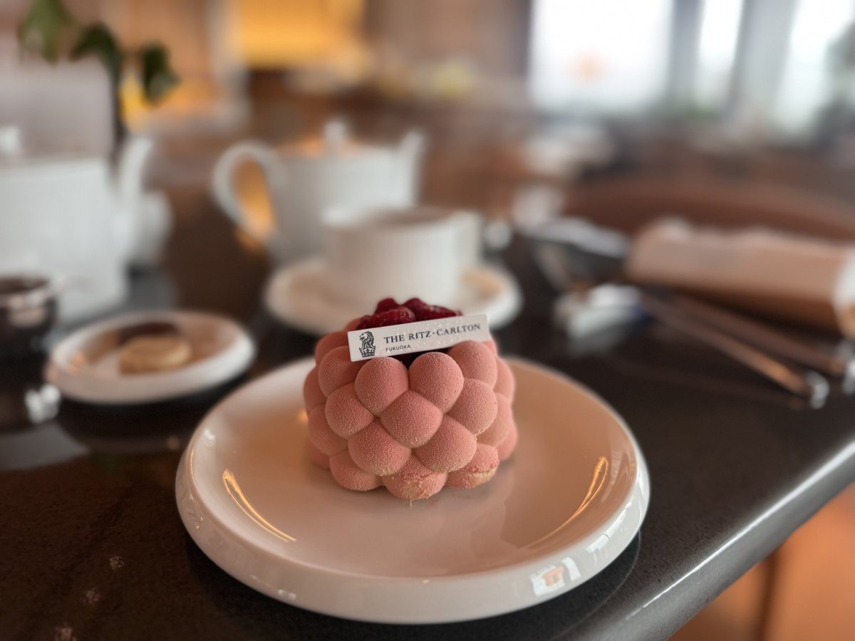 このリッツのケーキ、ライチとか中にいろいろ詰まってて850円だった☕️
東京のどことは言わないけど、超ハイパーミラクルグレートスペシャルウルトラメガマックスエクストラスーパーシリーズの1ピース5000円前後のケーキのこと考えたら破格すぎる🍰🫖
東京の物価高とサービス料怖すぎる…😱