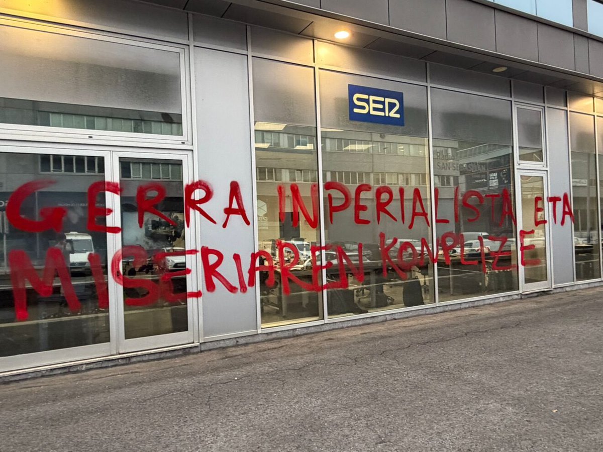 MENA_Resiliente's tweet photo. Qué raro. Cuando vandalizan su propia sede con pintadas anticapitalistas no sale un reportero a investigar el intrincado fenómeno social que hay detrás. ¡Que la ETA ya no existe! https://t.co/pwIfGfpPGE