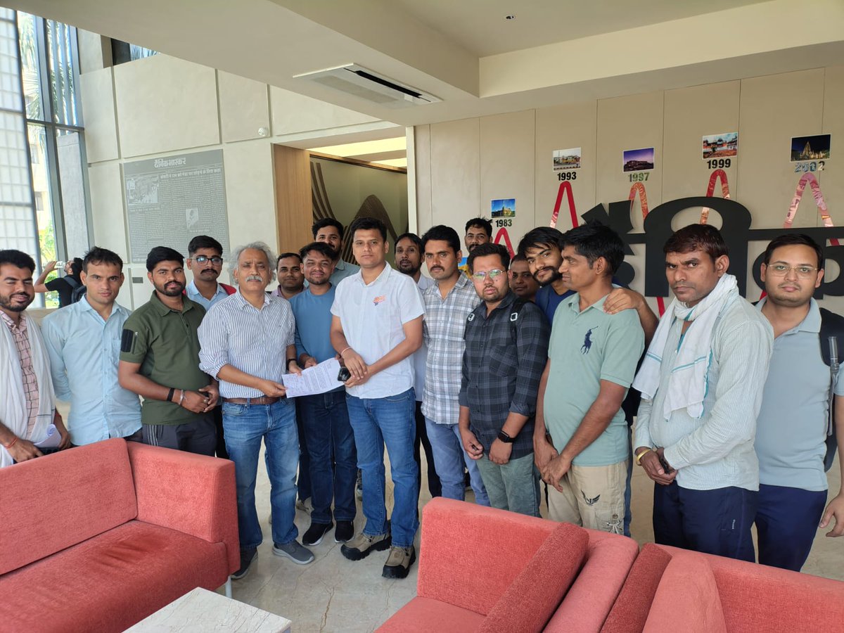 चतुर्थ श्रेणी कर्मचारी भर्ती परीक्षा के विद्यार्थियों ने आज दैनिक भास्कर के मुख्य सम्पादक <a href="/pantlp/">LP Pant</a> से मुलाकात की | 
शीघ्र ज्वाइनिंग दे,
1 साल वेटिंग नियम लागू करने की मांग रखी