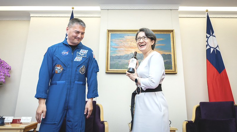 TaiwanTodayJP's tweet image. 蕭美琴副総統は21日、台湾生まれのアメリカ航空宇宙局（#NASA）宇宙飛行士であるチェル・N・リンドグレン博士（Dr. Kjell