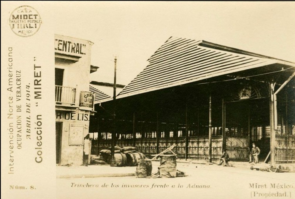Historia_Ver's tweet photo. "Ocupación de #Veracruz." "
Trinchera de los invasores frente a la Aduana" (abril de 1914)." Esquina de Lerdo y Morelos.
La tradición dice que en esta esquina fue abatido el gendarme Aurelio Monfort, ¿pero realmente murió allí? Aquí los datos: https://t.co/CQ6oEIgXxR https://t.co/cJKWRscNtI