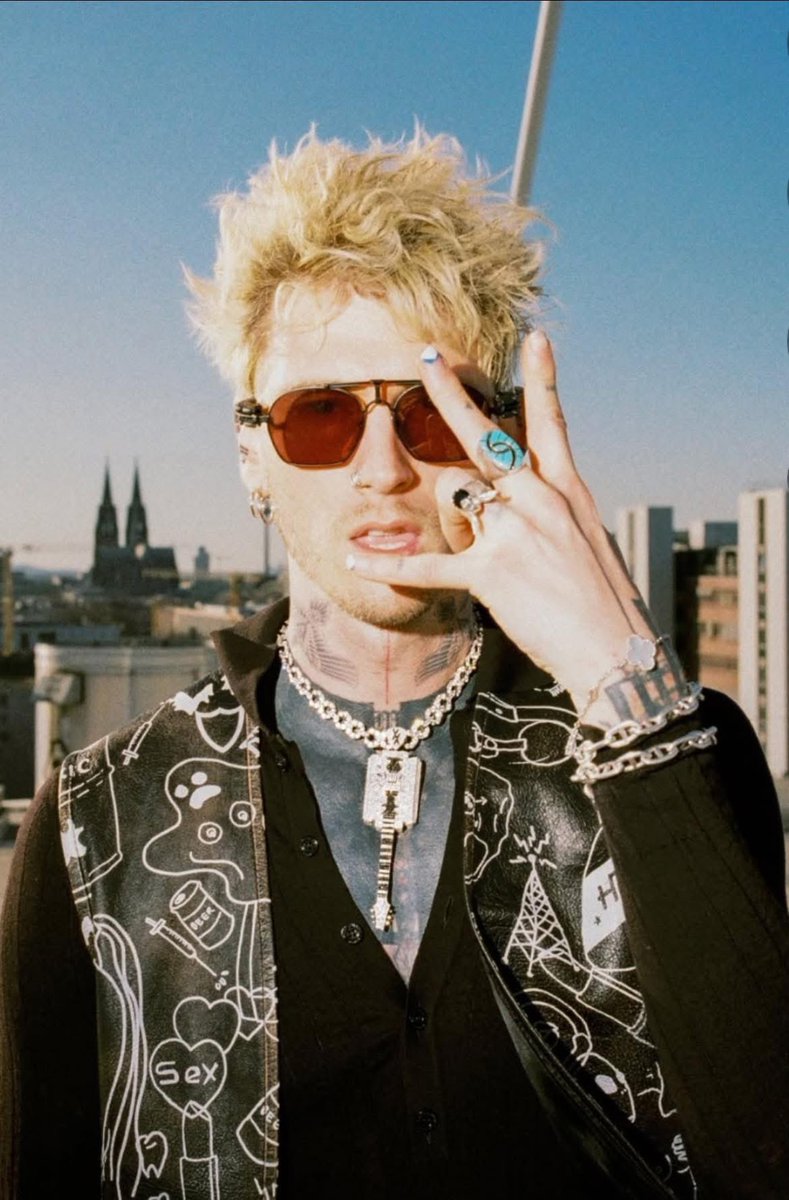 Amandaleeannxo's tweet image. Happy birthday @machinegunkelly EST1990 🔥🖤🤟🏻 #mgk #LEGEND #machinegunkelly