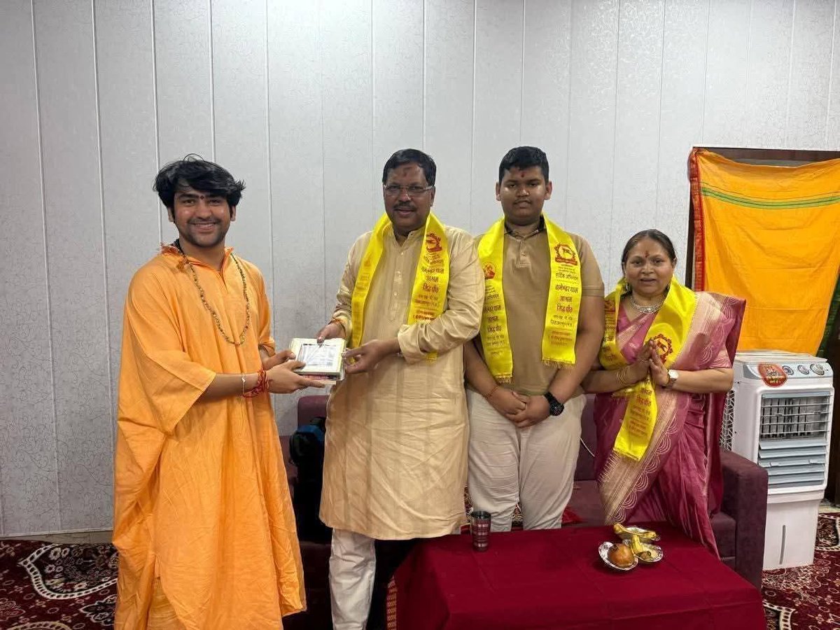 यह पूर्व सीजेआई बी आर गवई धीरेन्द्र शास्त्री के आश्रम में