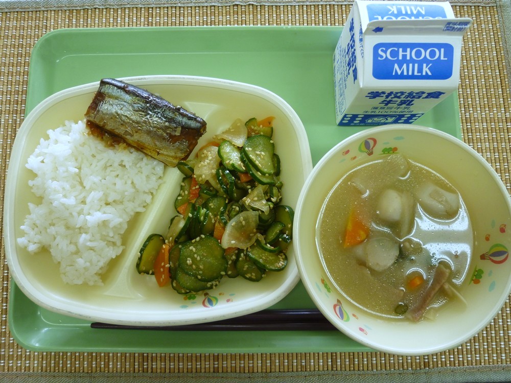 nishihara_town's tweet image. 【本日の給食】
牛乳
ごはん
豚汁
うまごまきゅうり
さんまの甘露煮
#西原町 #給食 #lunch #schoollunch #沖縄県