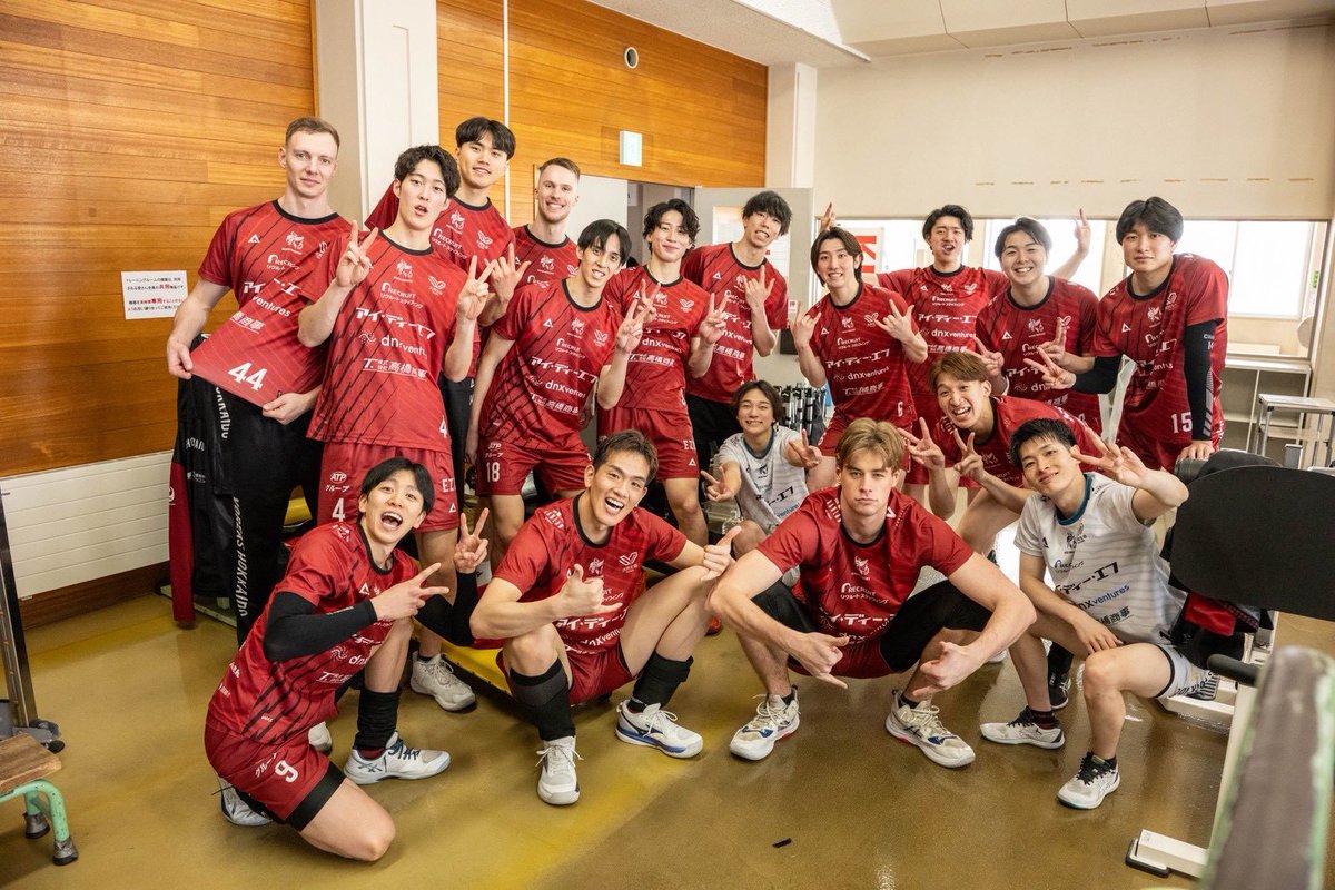 tonozaki11's tweet image. 25-26シーズン
たくさんのご声援ありがとうございました😊
「自分の背番号【11】以上の勝ち星を上げる」
契約時に掲げた目標を達成できてよかったです！
HOMEはもちろん、AWAYでも感じた一体感は最高でした😚
またそれぞれの場所で頑張ろう💪
#ヴォレアス北海道
#大同生命SVリーグ 
#oneteam