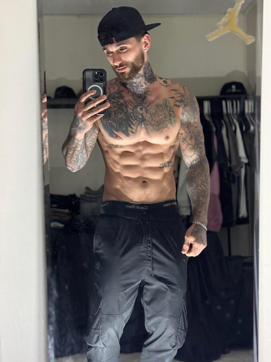 sb_unfiltered's tweet image. Only a couple days til I’m 30 😌
Does that mean I’m officially an adult? 😂

#30s #endofanera #SelfDiscovery