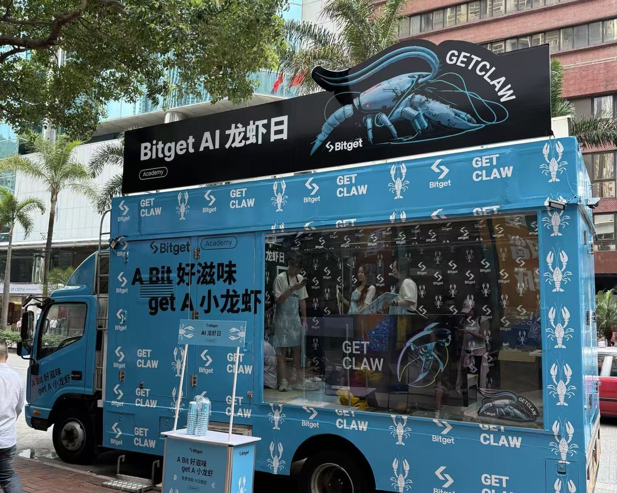 0xBclub's tweet image. 香港偶攤位排長龍，本來以為是啥網紅店

走過去一看居然是 #Bitget 請吃龍蝦🦞

順帶打個卡 😂

#灣仔電腦城