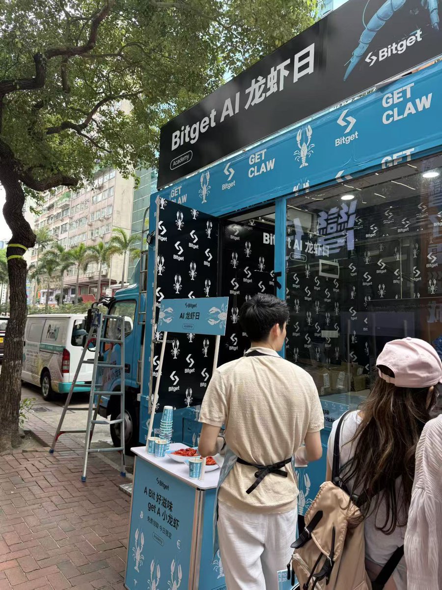 0xBclub's tweet image. 香港偶攤位排長龍，本來以為是啥網紅店

走過去一看居然是 #Bitget 請吃龍蝦🦞

順帶打個卡 😂

#灣仔電腦城