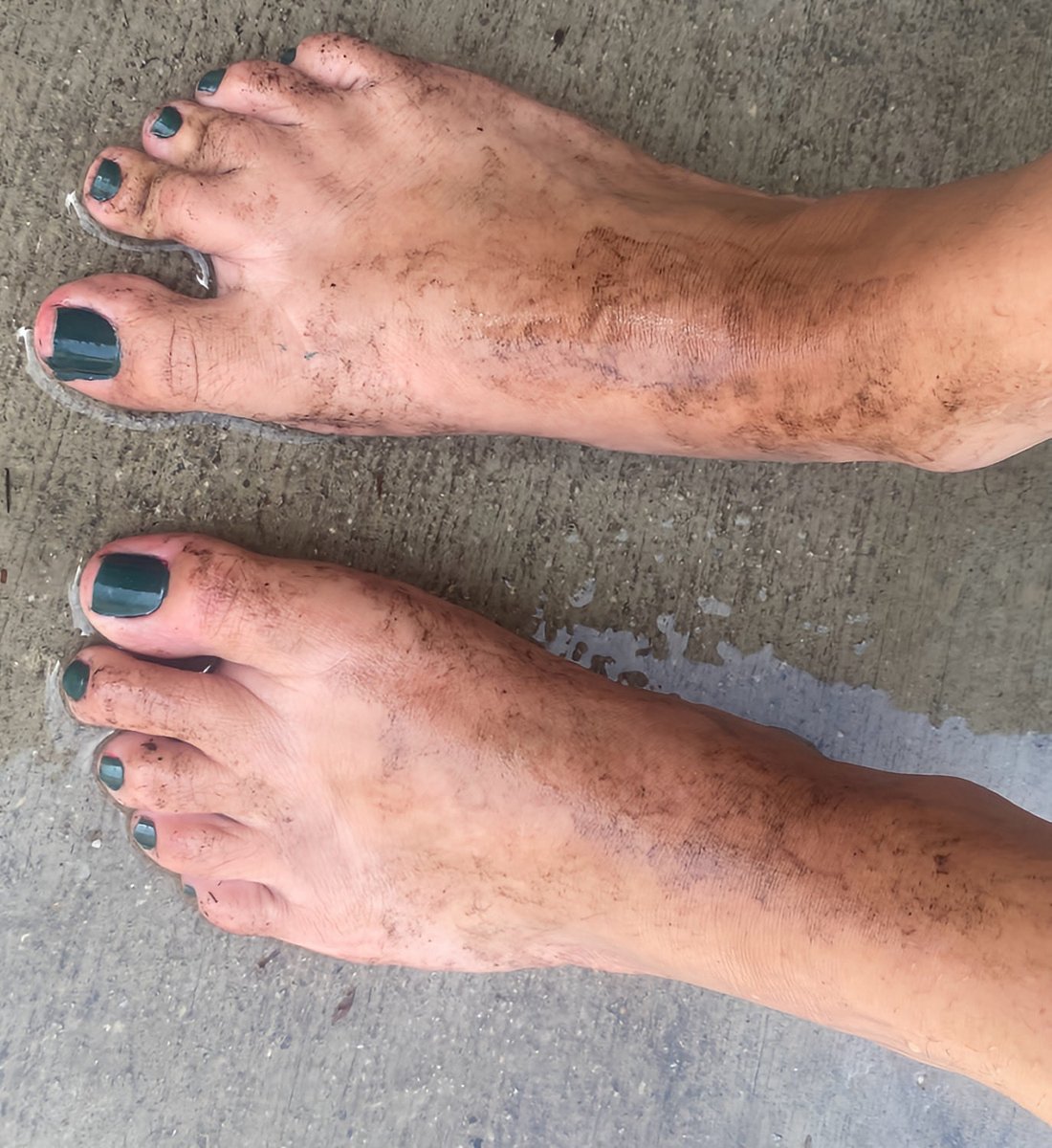 CleoStepbyStep's tweet photo. Anyone like messy feet??🦶 #feet #dirtyfeet #feetfindom #feetcontent #footfetısh #dirtyfeetworship https://t.co/rQNNVV3z4j