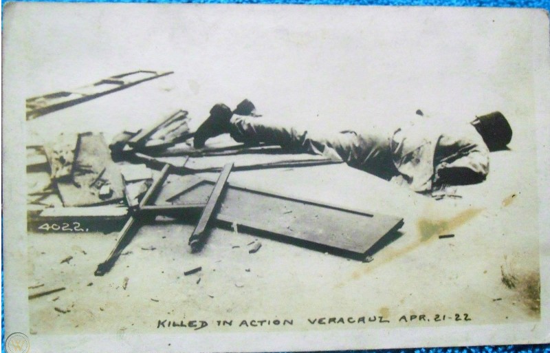 Historia_Ver's tweet photo. "Ocupación de #Veracruz." "
Trinchera de los invasores frente a la Aduana" (abril de 1914)." Esquina de Lerdo y Morelos.
La tradición dice que en esta esquina fue abatido el gendarme Aurelio Monfort, ¿pero realmente murió allí? Aquí los datos: https://t.co/CQ6oEIgXxR https://t.co/cJKWRscNtI