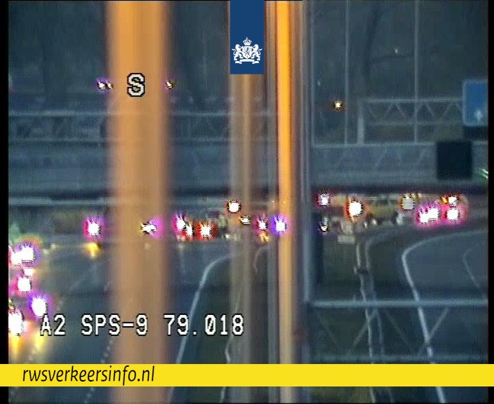 RWSverkeersinfo's tweet image. ❌ | Op de #A2 is de vertraging richting Utrecht opgelopen naar een uur vanwege een ongeval bij Culemborg. Drie rijstroken zijn dicht voor een veilige afhandeling. De politie, berger en weginspecteur zijn aanwezig. Voorlopig ben je sneller via Gorinchem. 👇