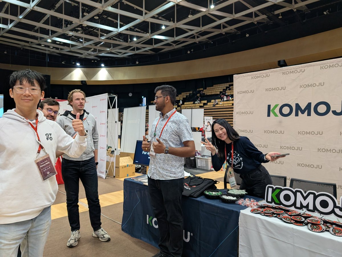 hibariya's tweet photo. 今年も #KOMOJU のメンバーとして #rubykaigi に参加してます。ひきつづき採用もやってます。海の向こうの東西南北からやってきたメンバーと一緒に開発しよう! https://t.co/ta8pEGdtsu