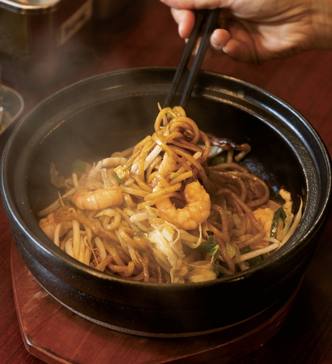 Pen_magazine's tweet photo. \ 焼きそば界を牽引する、こだわりのお店3選 /

専門店ならではのこだわりの焼きそばを堪能したい。👀

両面焼きそば あぺたいと 高島平本店
📍東京都板橋区高島平7-12-8

神保町やきそば  威風みかさ
📍東京都千代田区神田神保町2-24-3

油焼きそば りょう
📍東京都港区浜松町2-2-9 佐藤ビル3F https://t.co/Wz70dNMq8e